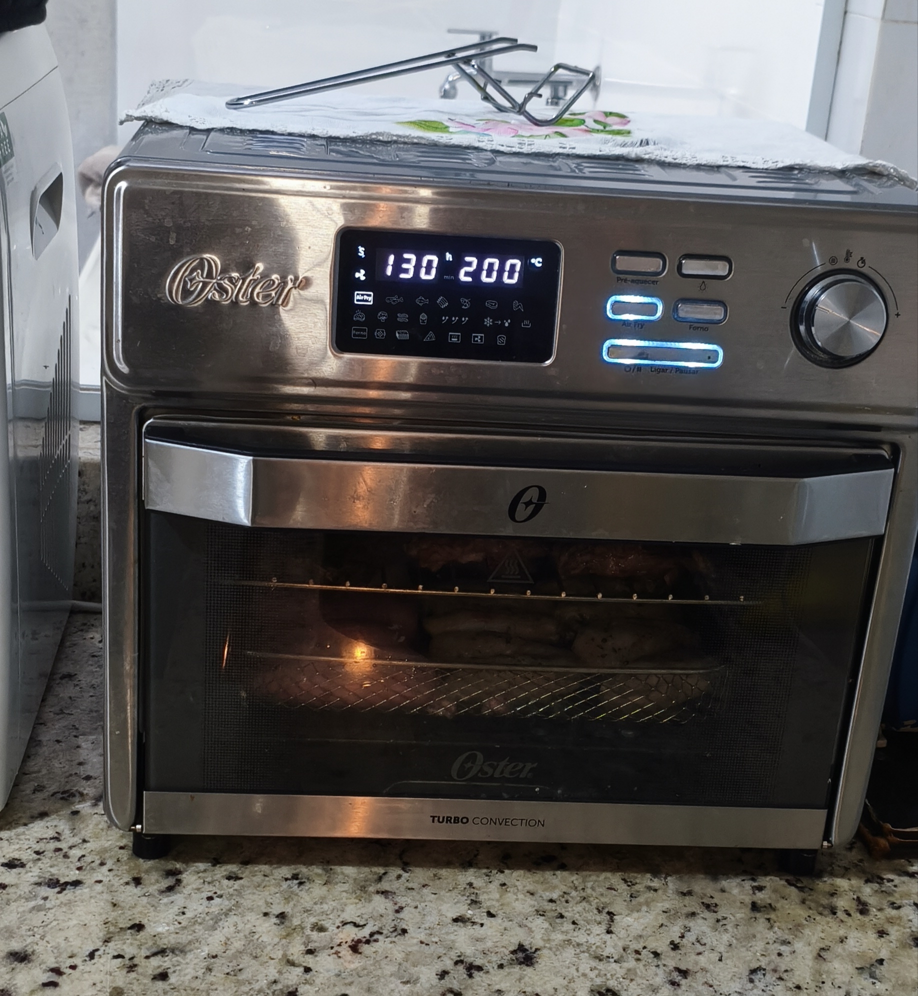 Oster OFOR250 com carne e frango nas duas grelhas