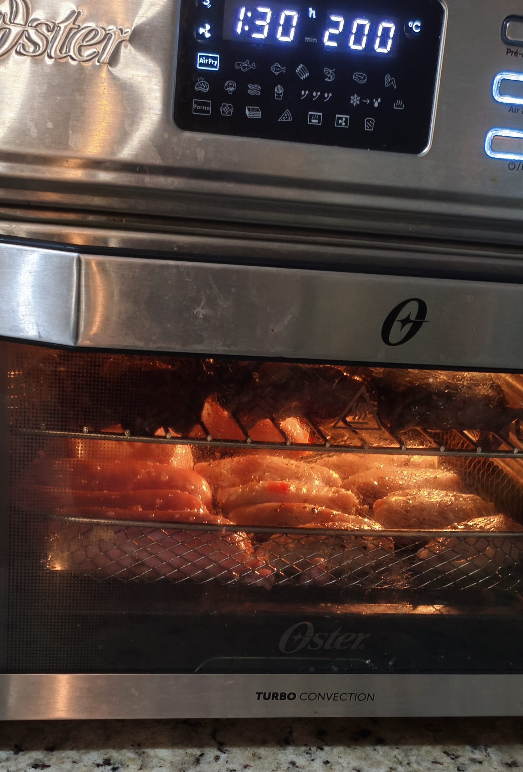 Churrasco no Oster OFOR250 com carne bovina, frango e linguiça nas duas grelhas