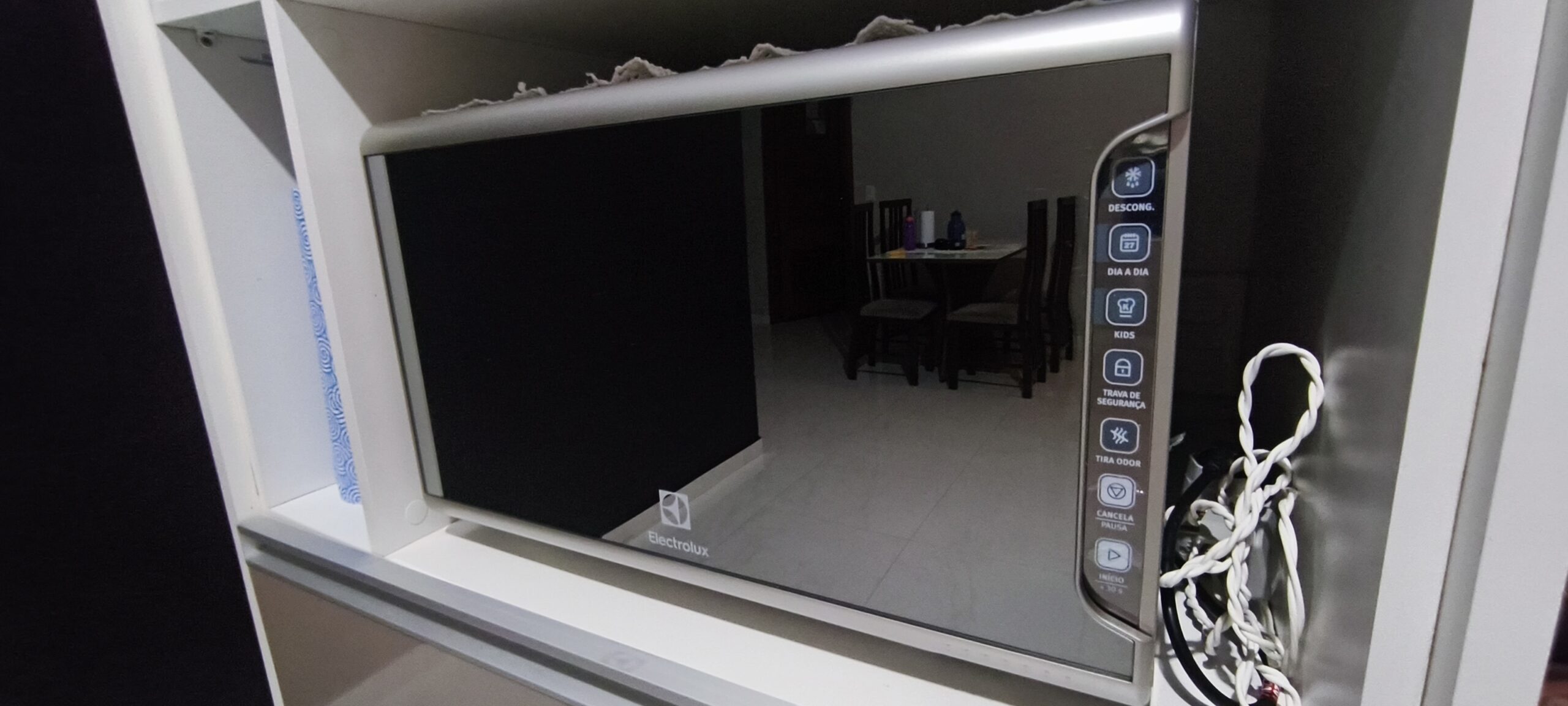 Micro-ondas Electrolux MI41S instalado na cozinha — Coisas do Hans